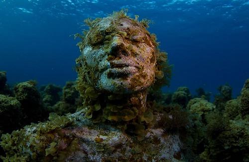 Dựng tóc gáy với những bức tượng lạ dưới đáy biển